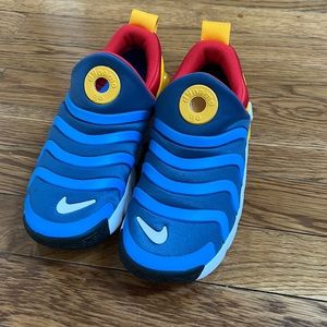 Nike Dynamo Go Youth Size 2Y. Slip ons
